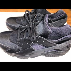 Nike heartaches all black